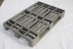 Manufacture of plastic pallets